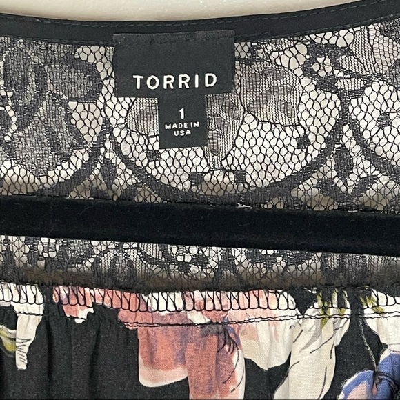 Torrid Black Floral Button Up Short Sleeve Blouse Size 1X - Picture 9 of 9